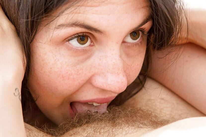 16P Les gouines amateurs Amanda B et Amber partagent un baiser lesbien avant de lécher les chattes