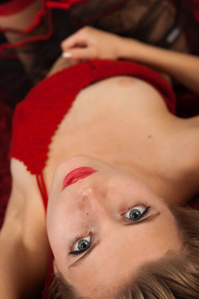 15P A adolescente sexy Zoey Ryder mostra sua bela bunda pela primeira vez