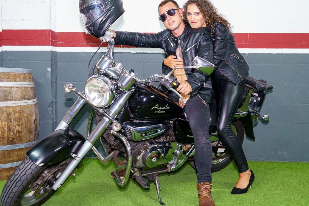 11P Mavi Burbujita é uma motociclista safada MILF que fica excitada com jovens garotos maus