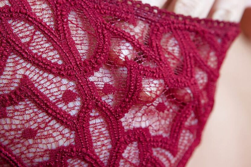 16P A fofa adolescente Cariss tira a blusa para revelar seios grandes e totalmente naturais