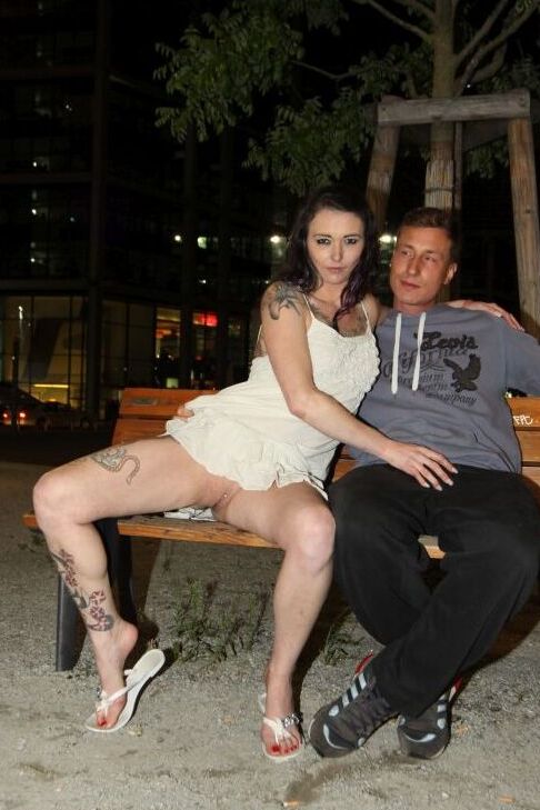 12P Une nana tatouée et son ami se lancent dans une séance de dogging sur une serviette