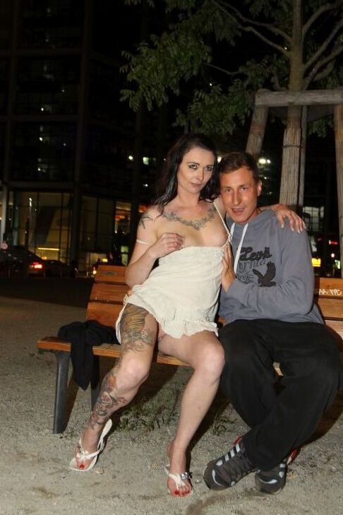 12P Une nana tatouée et son ami se lancent dans une séance de dogging sur une serviette
