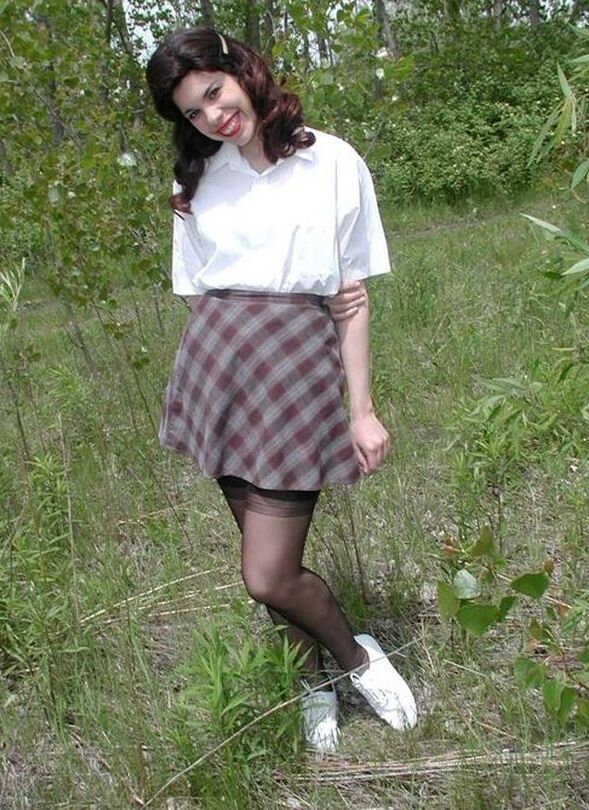 Die 12P Amateurin Nylon Angie zeigt ihre Titten und ihre Fotze auf einem unbebauten Grundstück