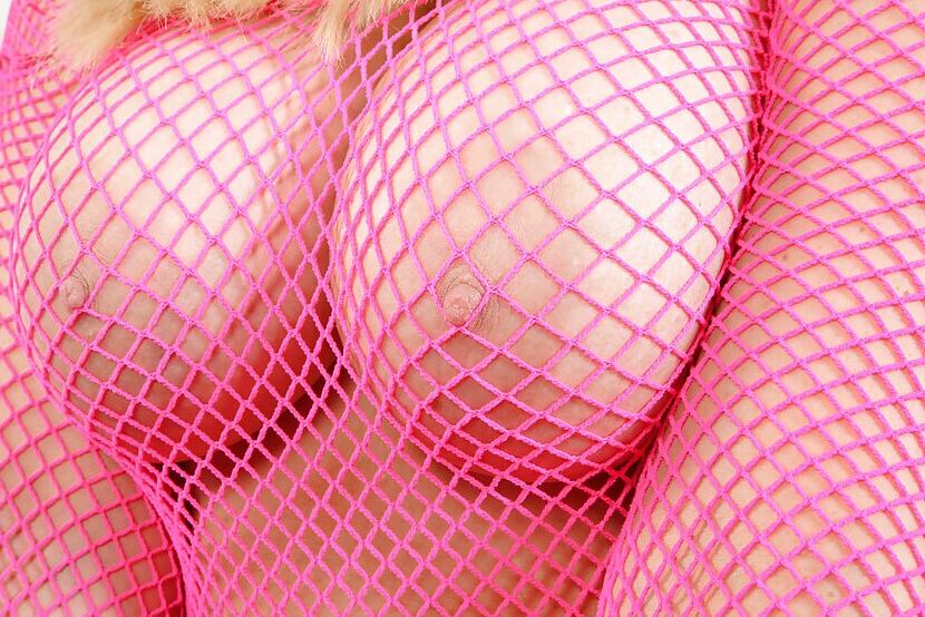 L'action de masturbation 16P met en vedette la dame mature amateur Jessica en bottes.