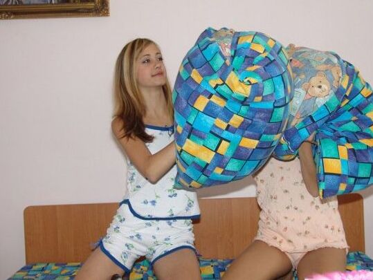 15P Las jóvenes lesbianas Laura y Katrina se besan en la cama después de desnudarse