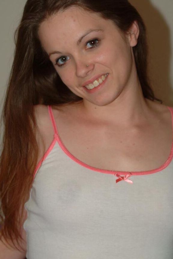 16P La delgada amateur Marie se separa el coño recortado después de quitarse la ropa