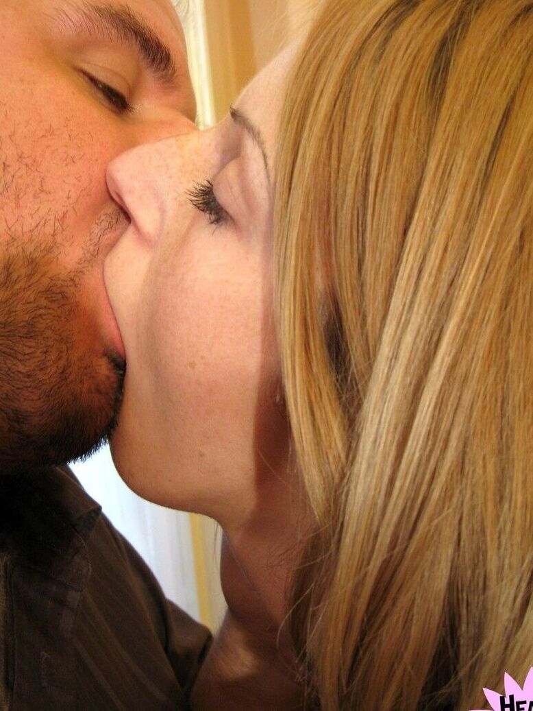 21P La linda y sexy amateur Debbie White muestra su culo y se la follan en POV