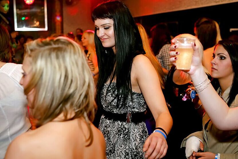 16P Chicas amateur cachondas folladas duro por strippers masculinos en la fiesta