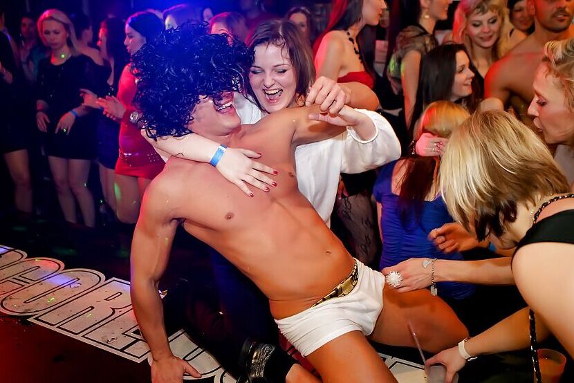 16P Chicas amateur cachondas folladas duro por strippers masculinos en la fiesta