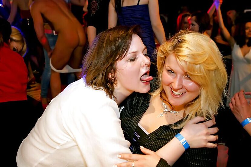 16P Chicas amateur cachondas folladas duro por strippers masculinos en la fiesta
