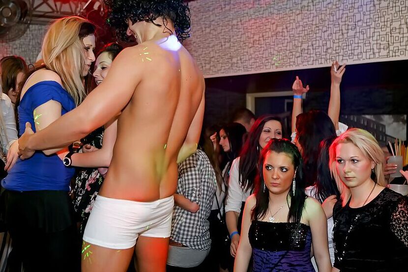 16P Chicas amateur cachondas folladas duro por strippers masculinos en la fiesta