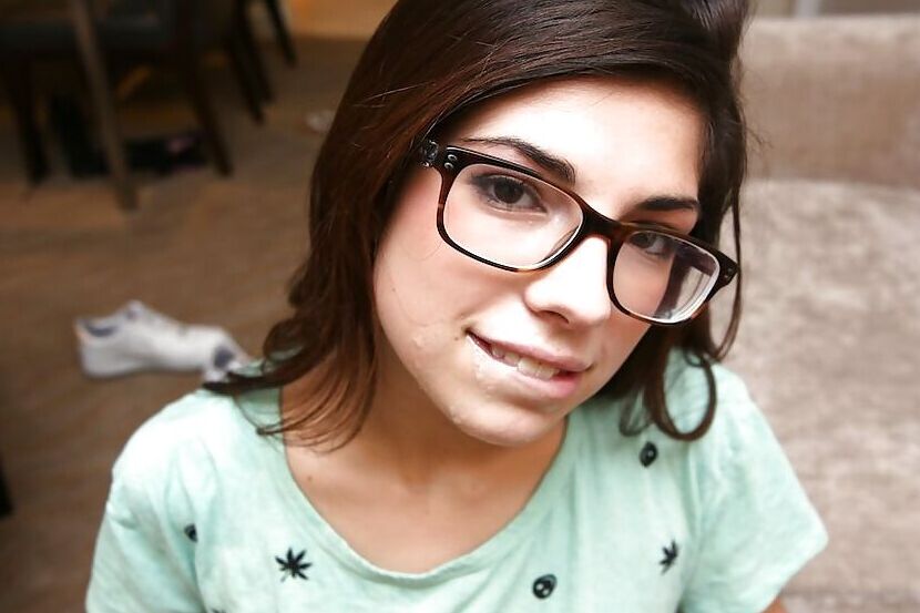 16P Liebenswerter Amateur-Bücherwurm mit Brille wird gefickt und ins Gesicht gespritzt