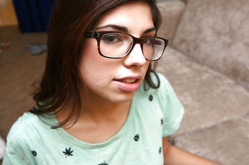 16P Liebenswerter Amateur-Bücherwurm mit Brille wird gefickt und ins Gesicht gespritzt