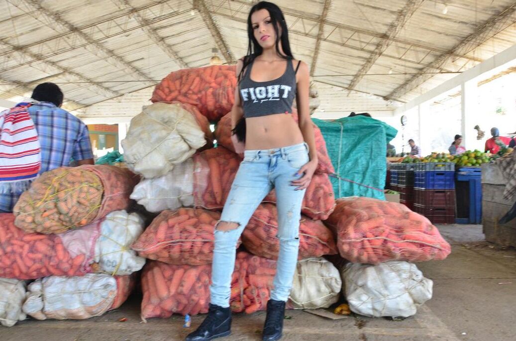 17P Une adolescente colombienne se déshabille et se moque de son corps mince et fumant