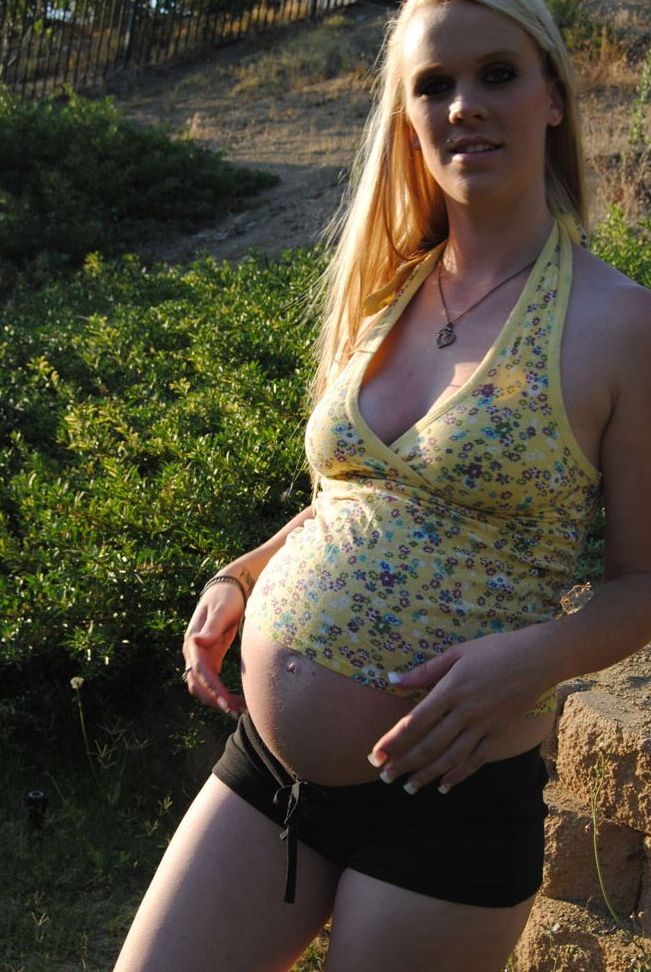 15P A amadora grávida Kristi expõe seus seios e barriga inchados em terras raquíticas