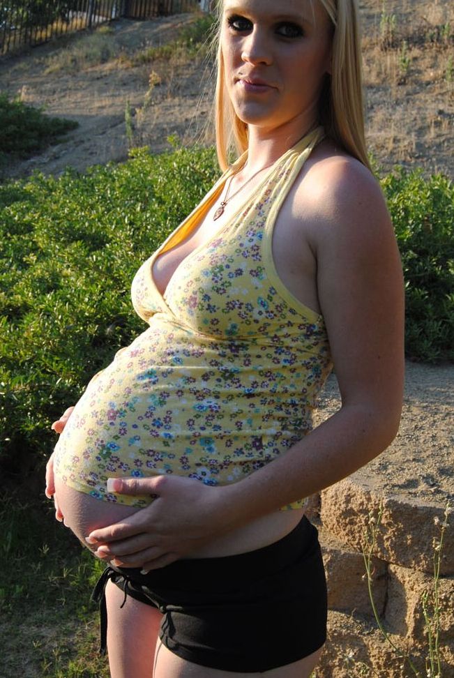 15P A amadora grávida Kristi expõe seus seios e barriga inchados em terras raquíticas