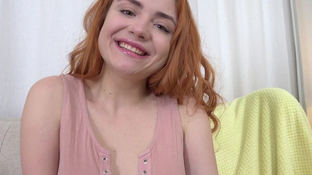 15P Essa ruiva está chupando o pau grande do namorado Ela engole inteiro
