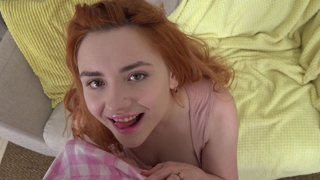 15P Essa ruiva está chupando o pau grande do namorado Ela engole inteiro