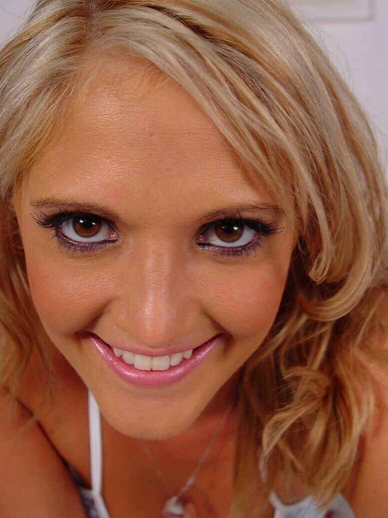 21P La blonde perverse Spring Thomas prend la tige monstre d'un mec noir maigre dans sa chatte