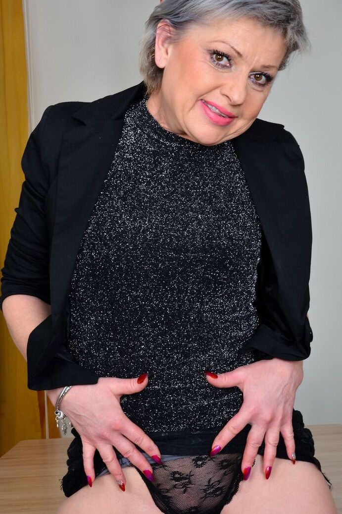 21P La abuela canosa Lady X muestra sus pequeñas tetas y sus sabrosos agujeros afeitados