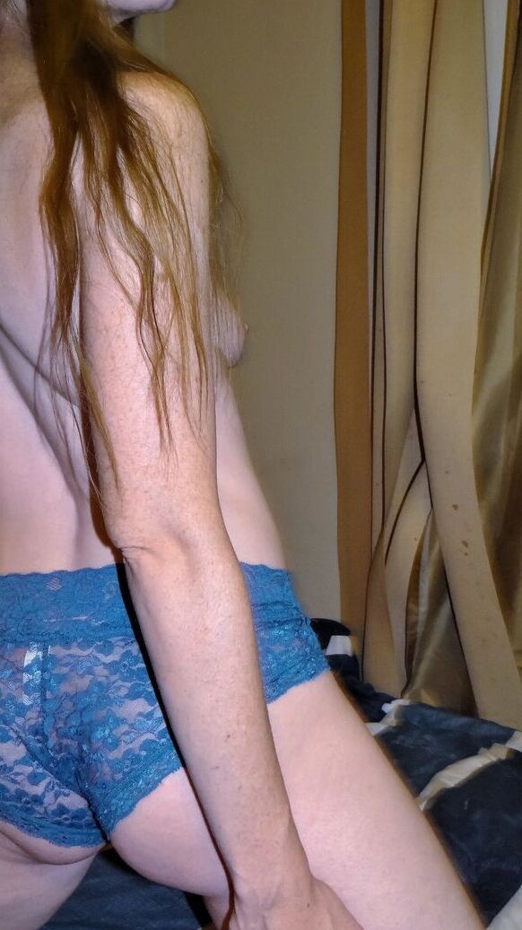 16P Amateur chick slides lace panties aside after self-bondage games and a smoke