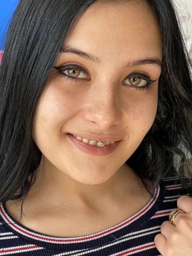 16P A jovem morena Maria Teen fica totalmente nua antes de uma gozada facial POV