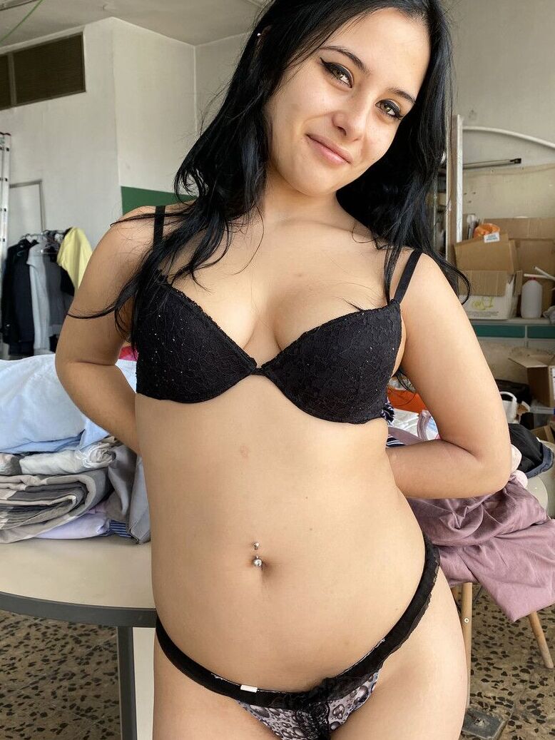 16P A jovem morena Maria Teen fica totalmente nua antes de uma gozada facial POV
