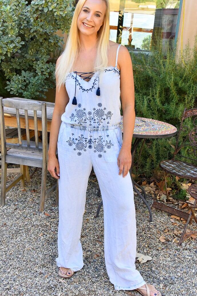 15P Une femme blonde enlève ses vêtements pour se tenir nue avant d'enfiler ses sous-vêtements.