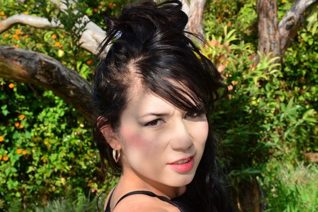 17P Adolescente colombiana sexy posa en lencería negra mientras está al aire libre