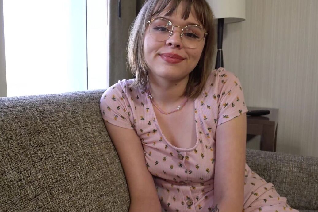 21P A adolescente sexy Elle Loveland sopra um pau enorme até a ejaculação depois de montá-lo