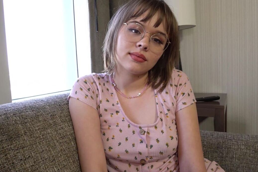 21P A adolescente sexy Elle Loveland sopra um pau enorme até a ejaculação depois de montá-lo