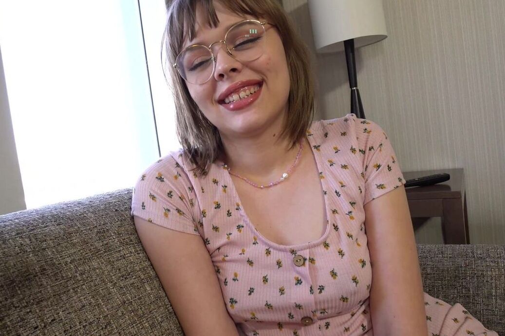 21P A adolescente sexy Elle Loveland sopra um pau enorme até a ejaculação depois de montá-lo