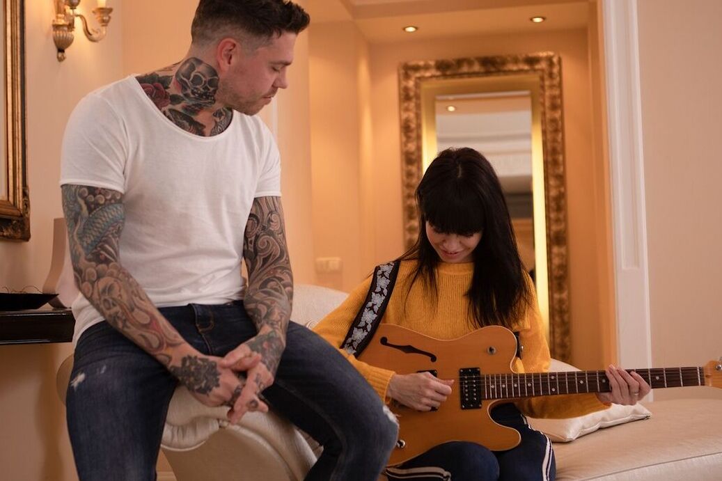 18P Morena MILF Sasha Colibri é fodida por seu professor de guitarra