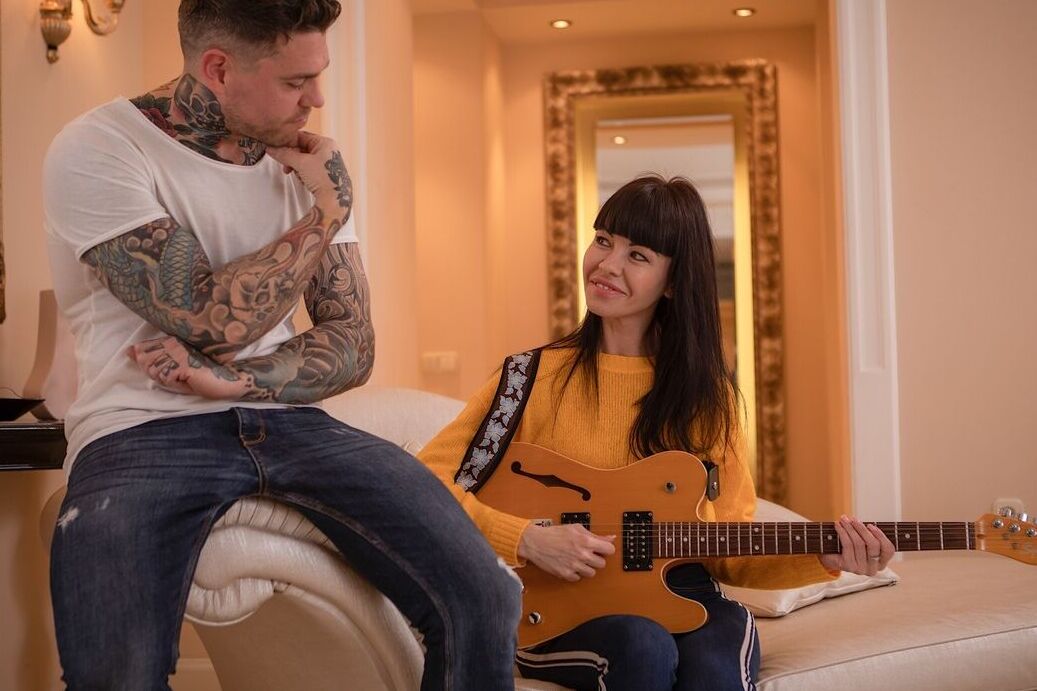 18P Morena MILF Sasha Colibri é fodida por seu professor de guitarra