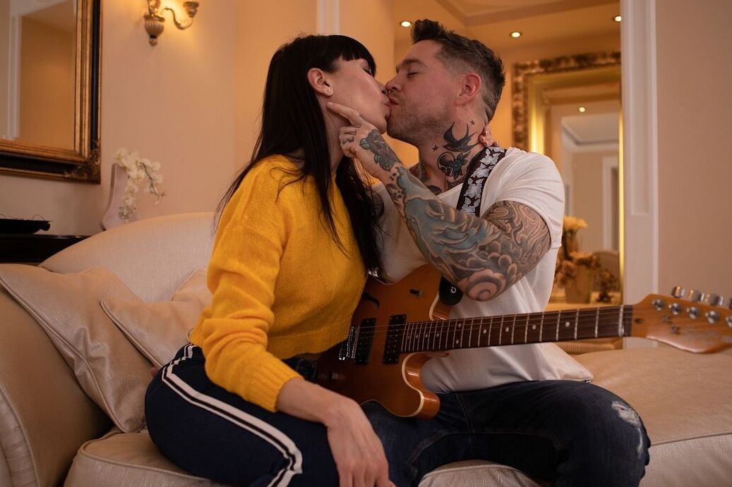 18P Morena MILF Sasha Colibri é fodida por seu professor de guitarra