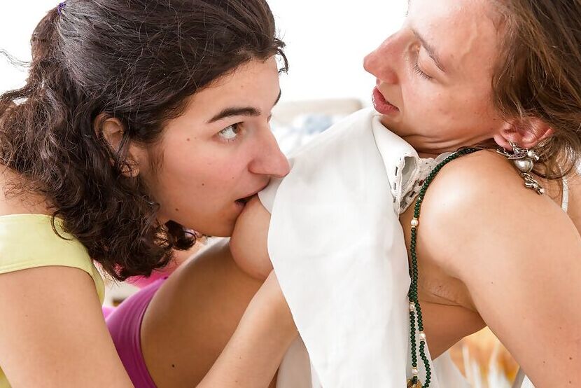 16P Lesbian amateurs Remie and Livia V munch on each others hairy cunt