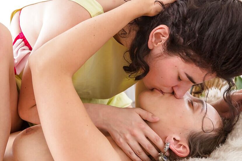 16P Lesbian amateurs Remie and Livia V munch on each others hairy cunt