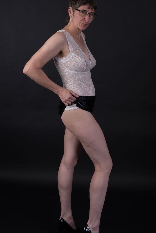 20P Amateur mayor se quita una minifalda de látex antes de descubrir sus tetas naturales