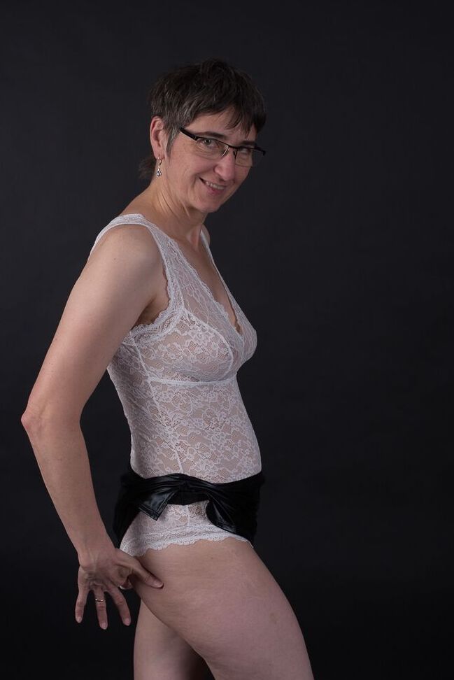 20P Amateur mayor se quita una minifalda de látex antes de descubrir sus tetas naturales