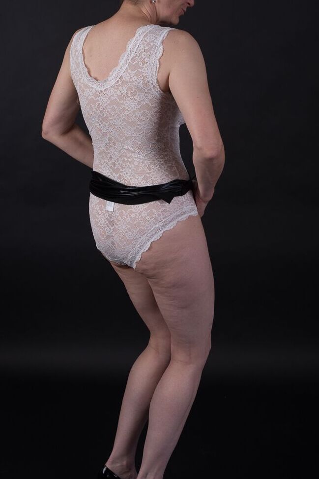 20P Amateur mayor se quita una minifalda de látex antes de descubrir sus tetas naturales