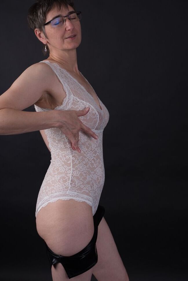 20P Amateur mayor se quita una minifalda de látex antes de descubrir sus tetas naturales