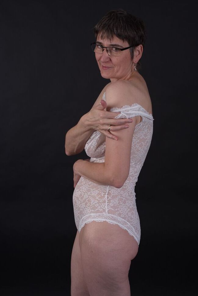 20P Amateur mayor se quita una minifalda de látex antes de descubrir sus tetas naturales