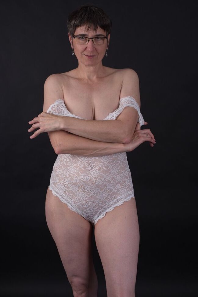 20P Amateur mayor se quita una minifalda de látex antes de descubrir sus tetas naturales