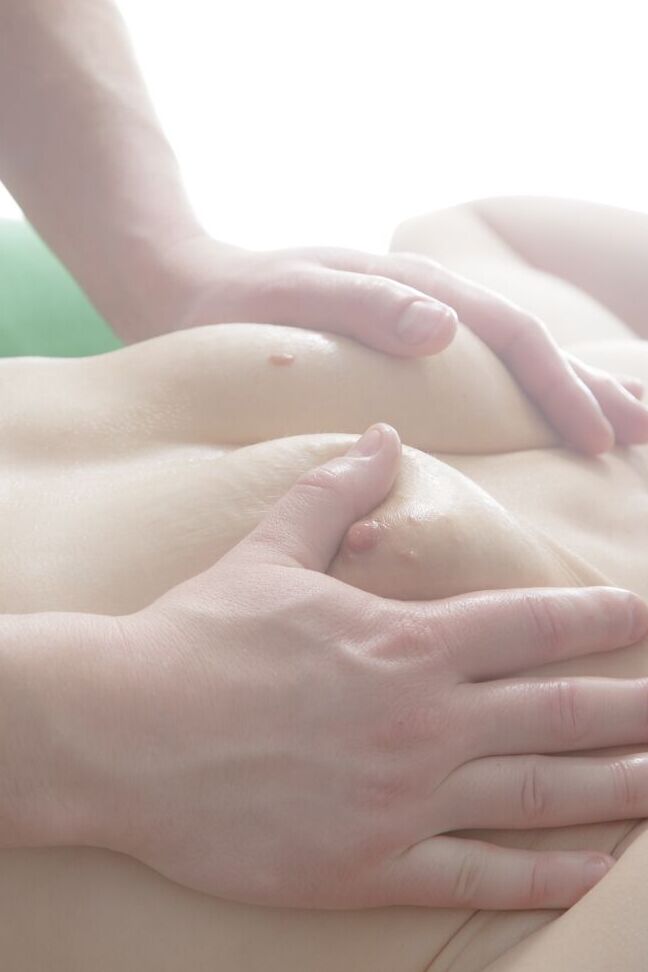21P La joven rubia July convierte una sesión de masaje en una escena de sexo anal duro