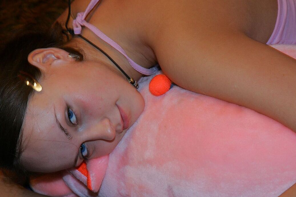 21P Amateur girl Tanya gets stripped by her guy before teasing with her ass