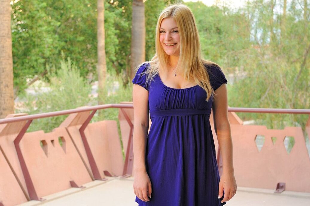15P Une blonde amateur en talons exhibe sans culotte et jupe haute