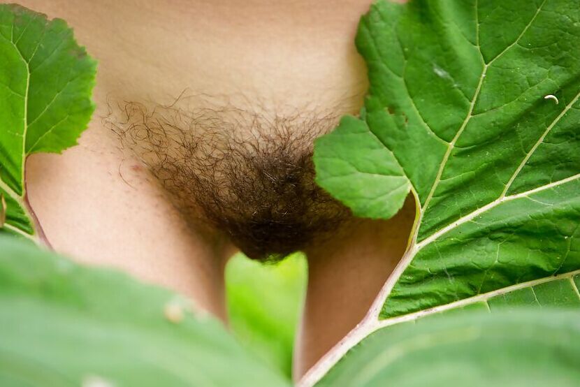 16P La amateur Iva se desnuda al aire libre y muestra su coño peludo