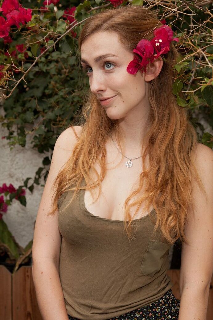 12P La jeune amateur Phoebe Keller présente son superbe corps en lingerie sexy.