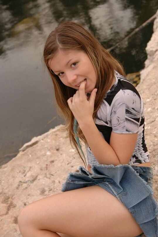 15P Emily 18 Teenie Emily zieht ihren Rock hoch