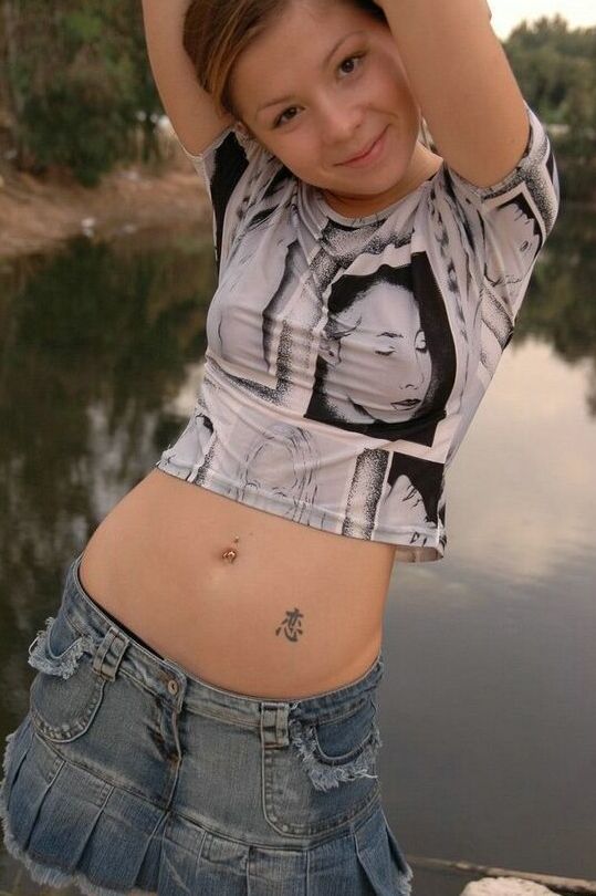 15P Emily 18 Teenie Emily zieht ihren Rock hoch